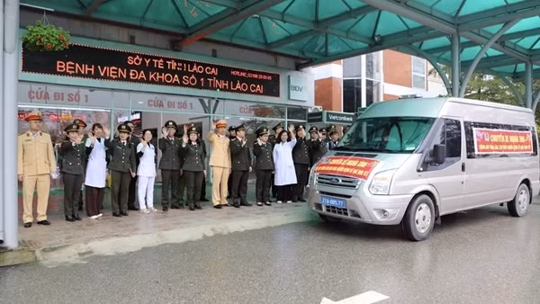 Những chuyến xe nghĩa tình đưa bệnh nhân về quê đón Tết