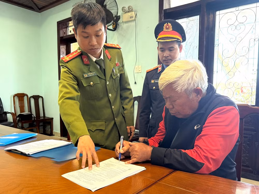 Khai thác khoáng sản cao lanh trái phép, Giám đốc và thuộc cấp bị bắt tạm giam -0