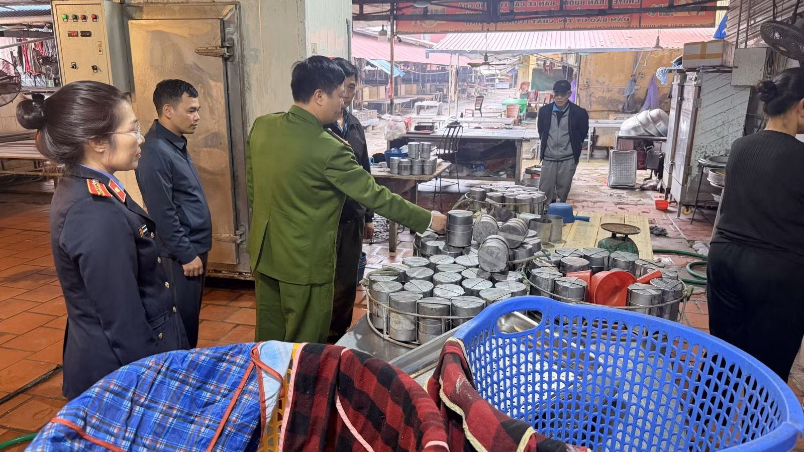Khởi tố 2 mẹ con chủ cơ sở sản xuất giò, chả, xúc xích chứa hàn the ở Hưng Yên -0