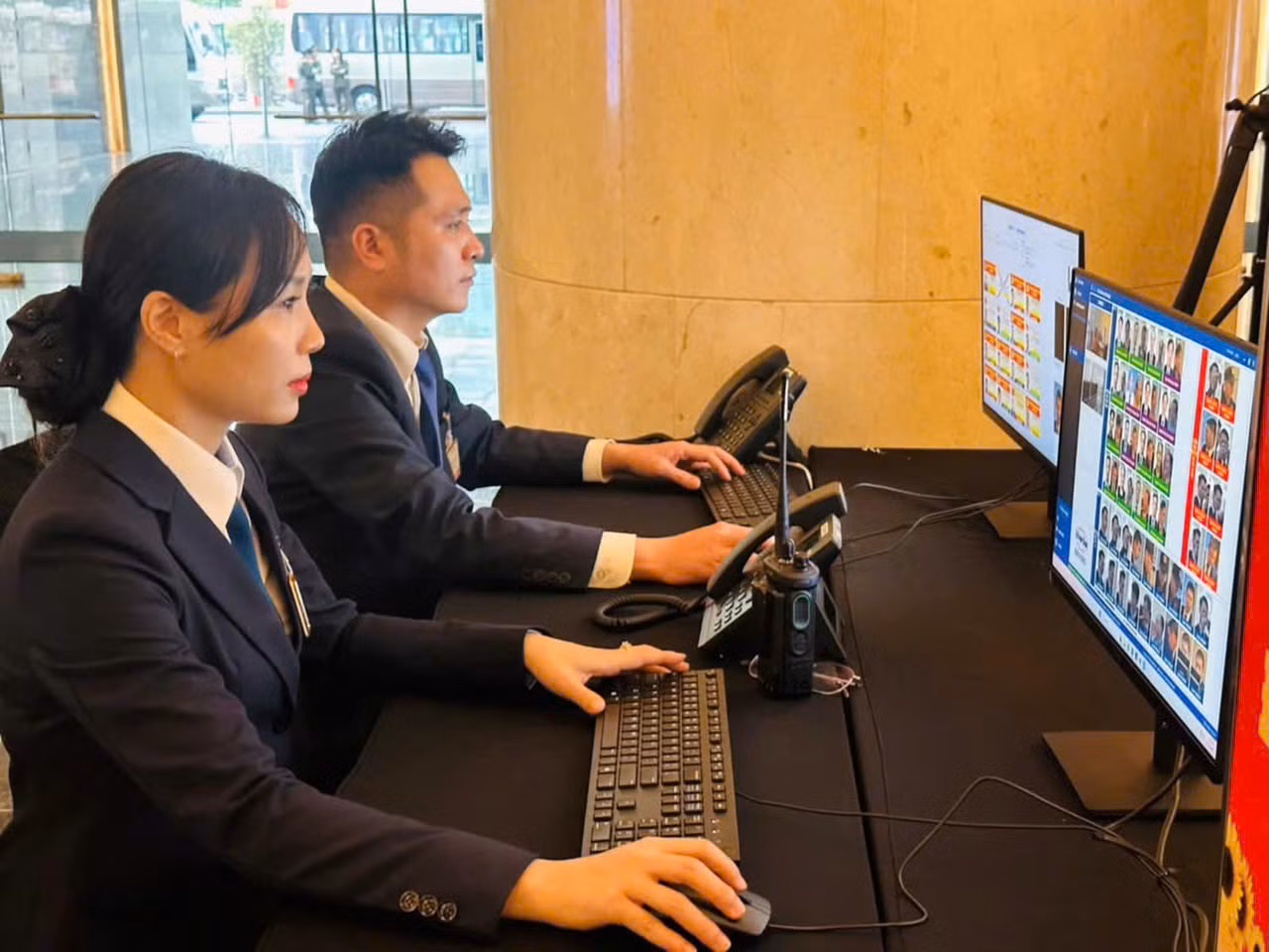 Giao thừa phía sau vành mũ -0