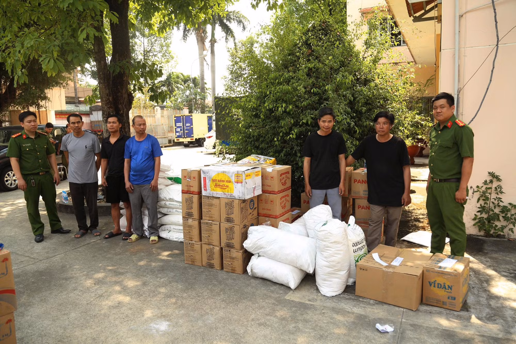 Triệt xóa đường dây sản xuất, buôn bán hàng giả là nước mắm, bột nêm, bột ngọt… số lượng lớn -1