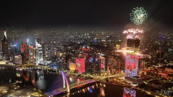 TP Hồ Chí Minh đón năm mới trong những tràng pháo hoa lung linh