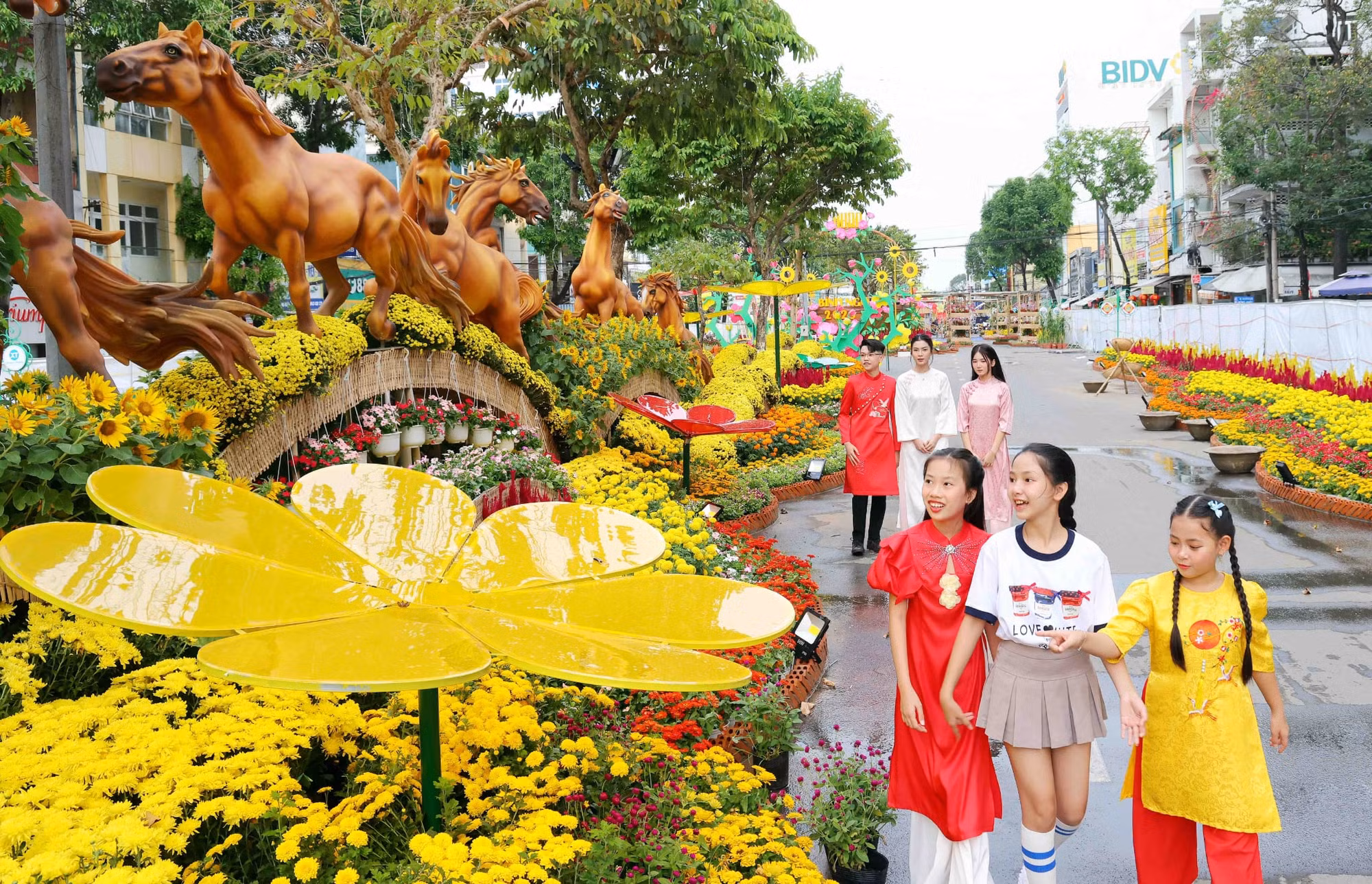 Khai mạc Đường Hoa nghệ thuật tại Cần Thơ làm bằng 50.000 giỏ&nbsp;hoa tươi -0