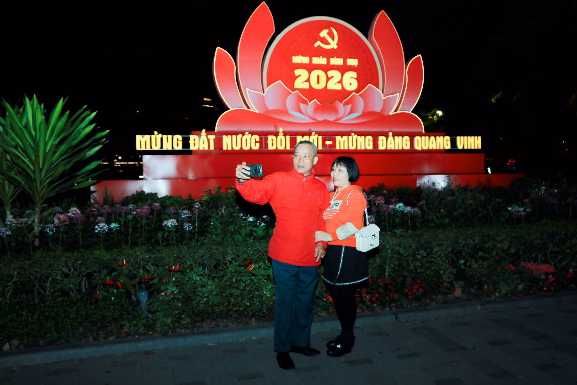 Pháo hoa rực rỡ thắp sáng bầu trời Thủ đô trong đêm Giao thừa -0