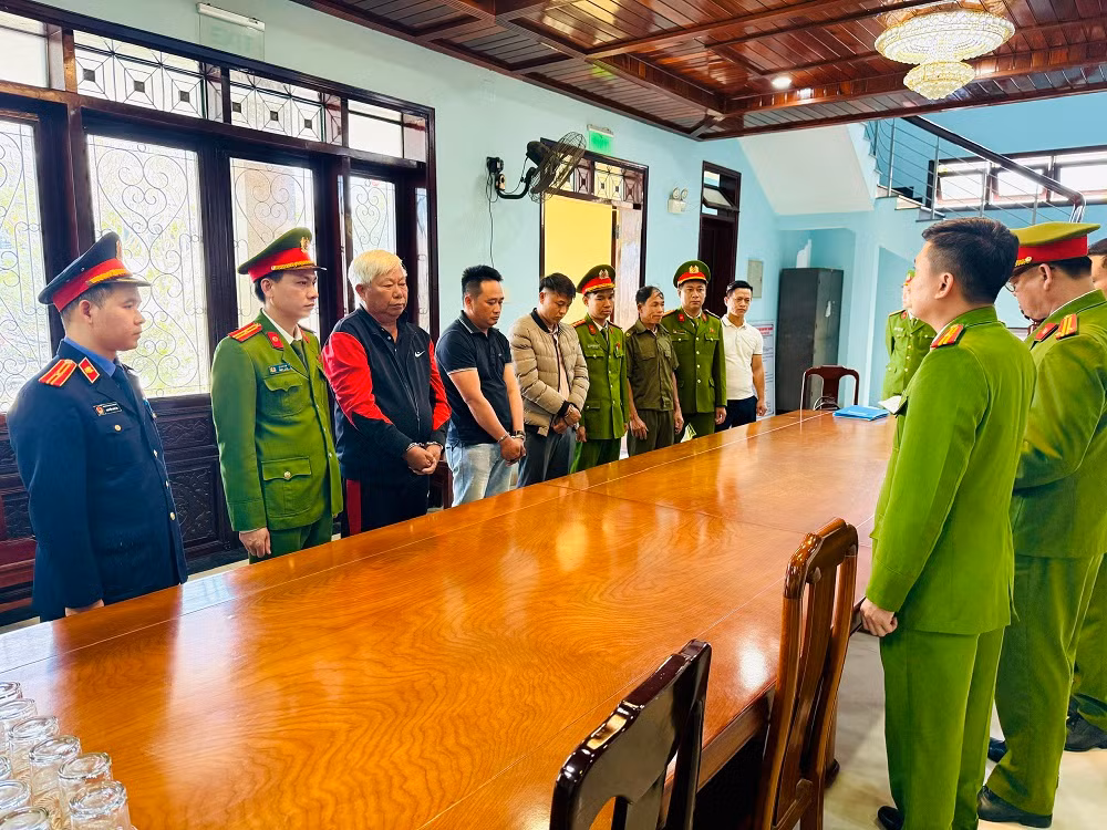 Khai thác khoáng sản cao lanh trái phép, Giám đốc và thuộc cấp bị bắt tạm giam -0