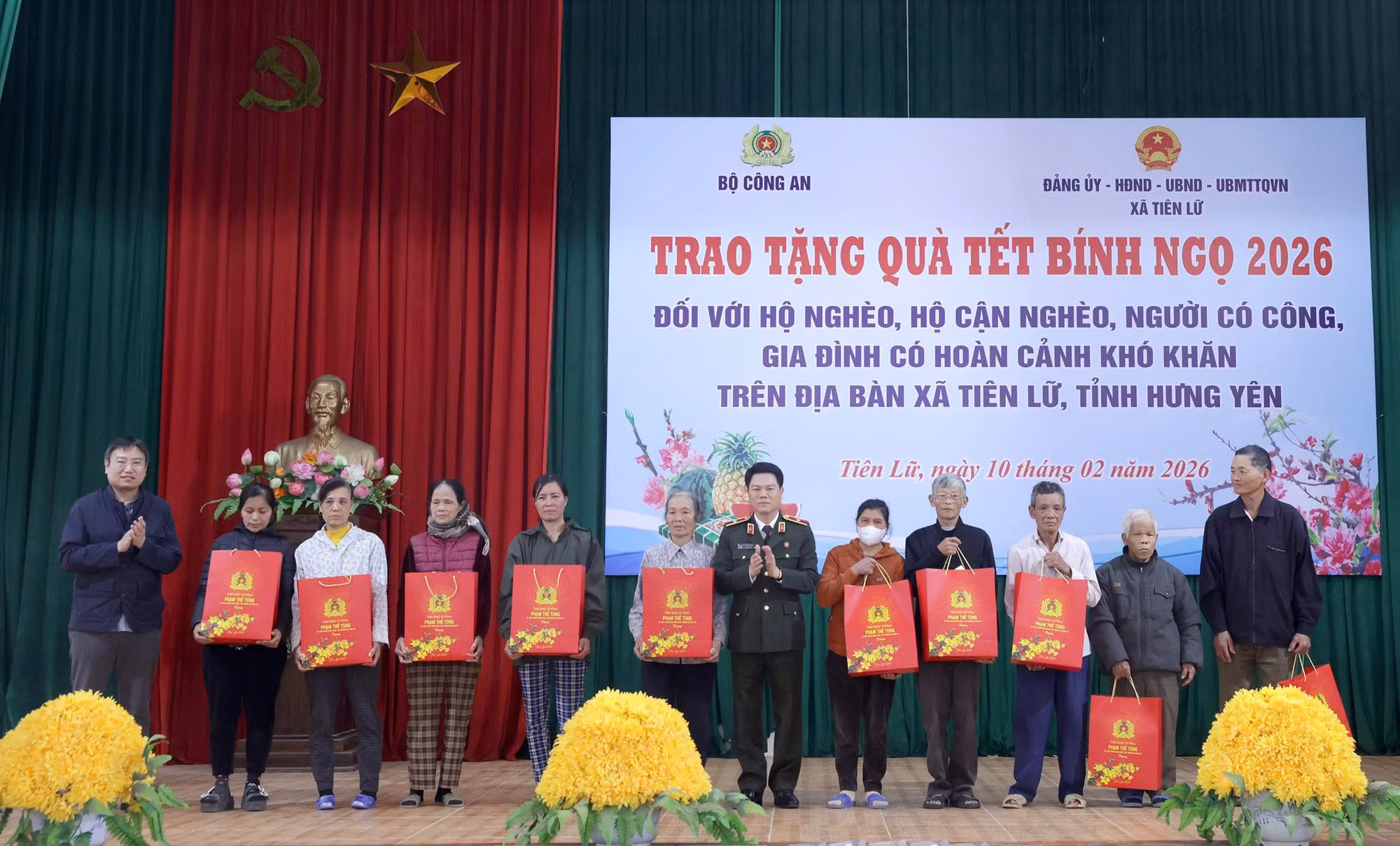 Thứ trưởng Phạm Thế Tùng thăm, tặng quà nhân dân xã Tiên Lữ, tỉnh Hưng Yên -0