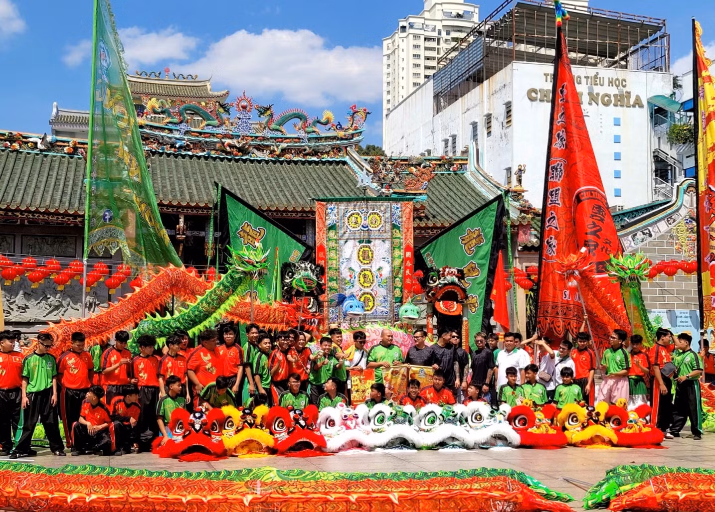 Độc đáo phong tục “chui bụng ngựa” cầu may đầu năm tại TP Hồ Chí Minh -0