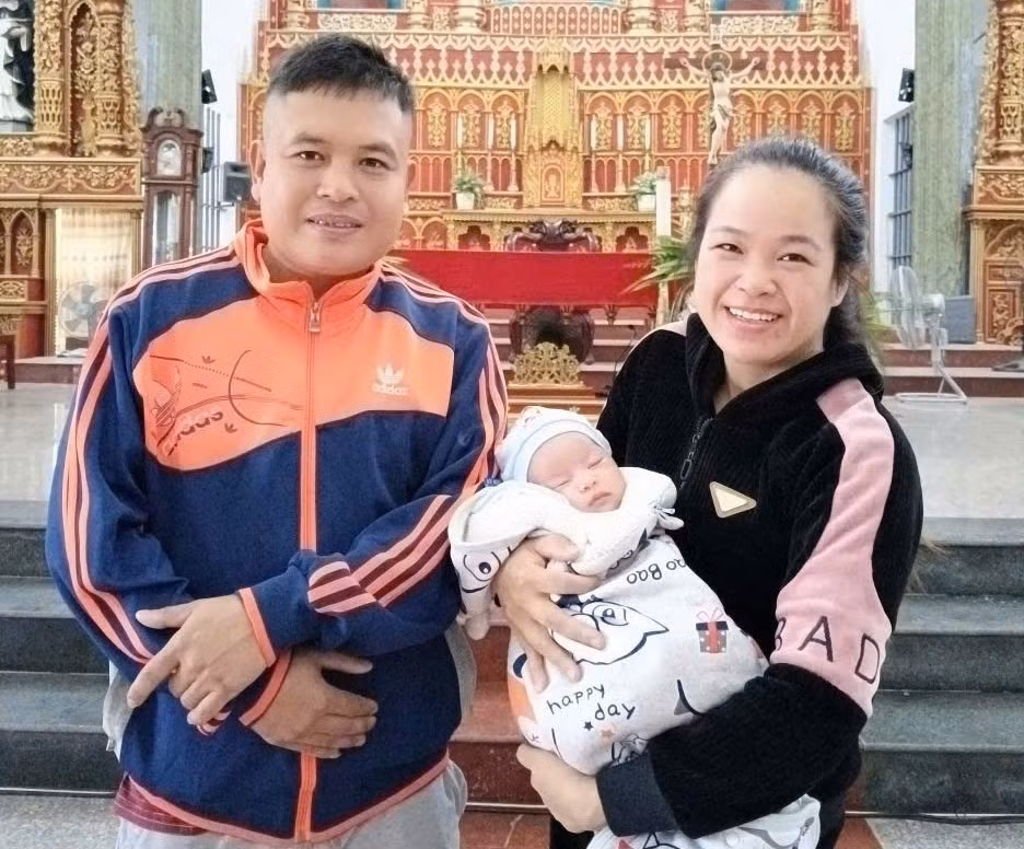Mùa xuân đầu tiên của những cặp vợ chồng hiếm muộn -0