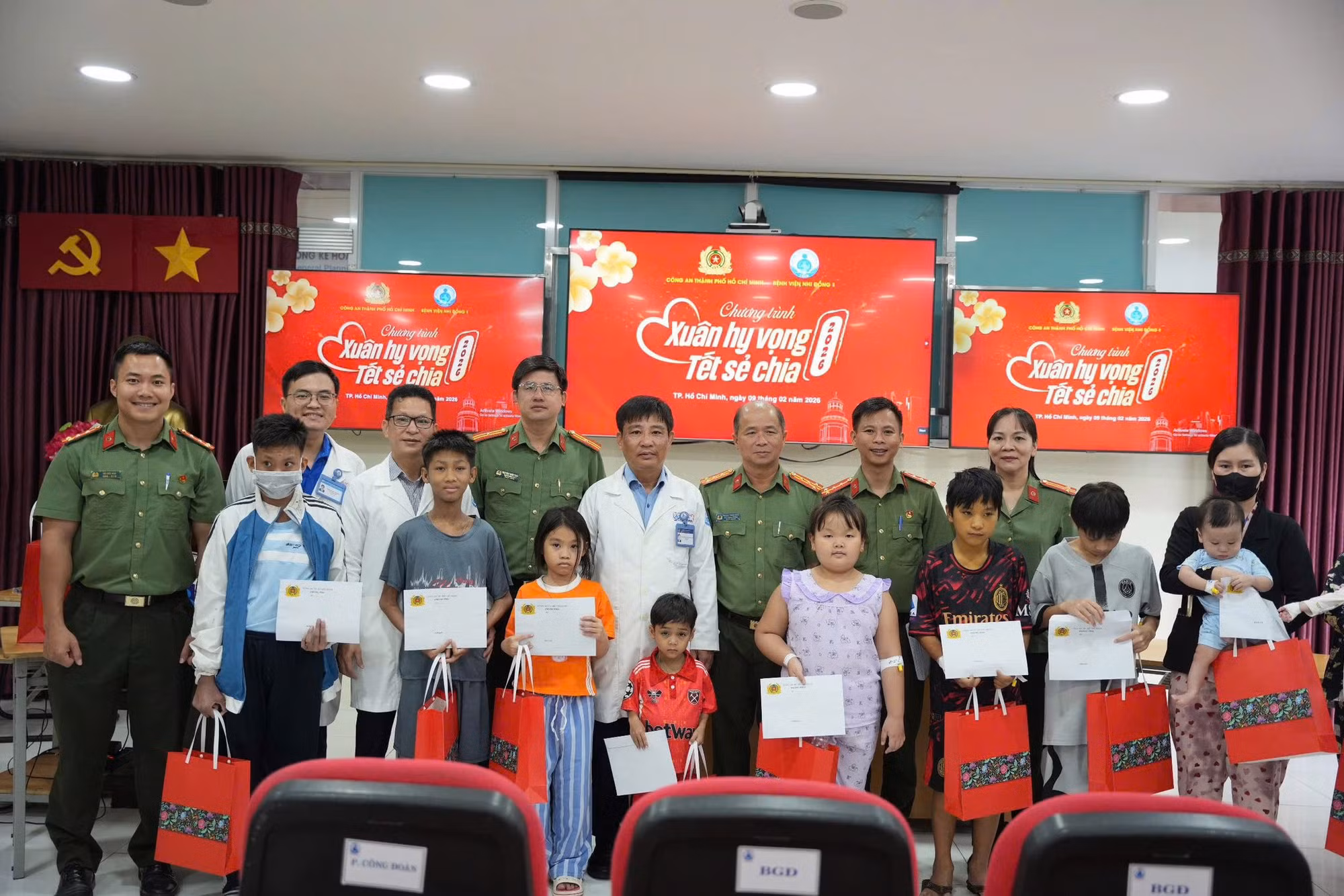 Công an TP Hồ Chí Minh tặng quà, chúc Tết Mẹ Việt Nam anh hùng và bệnh nhân… -1