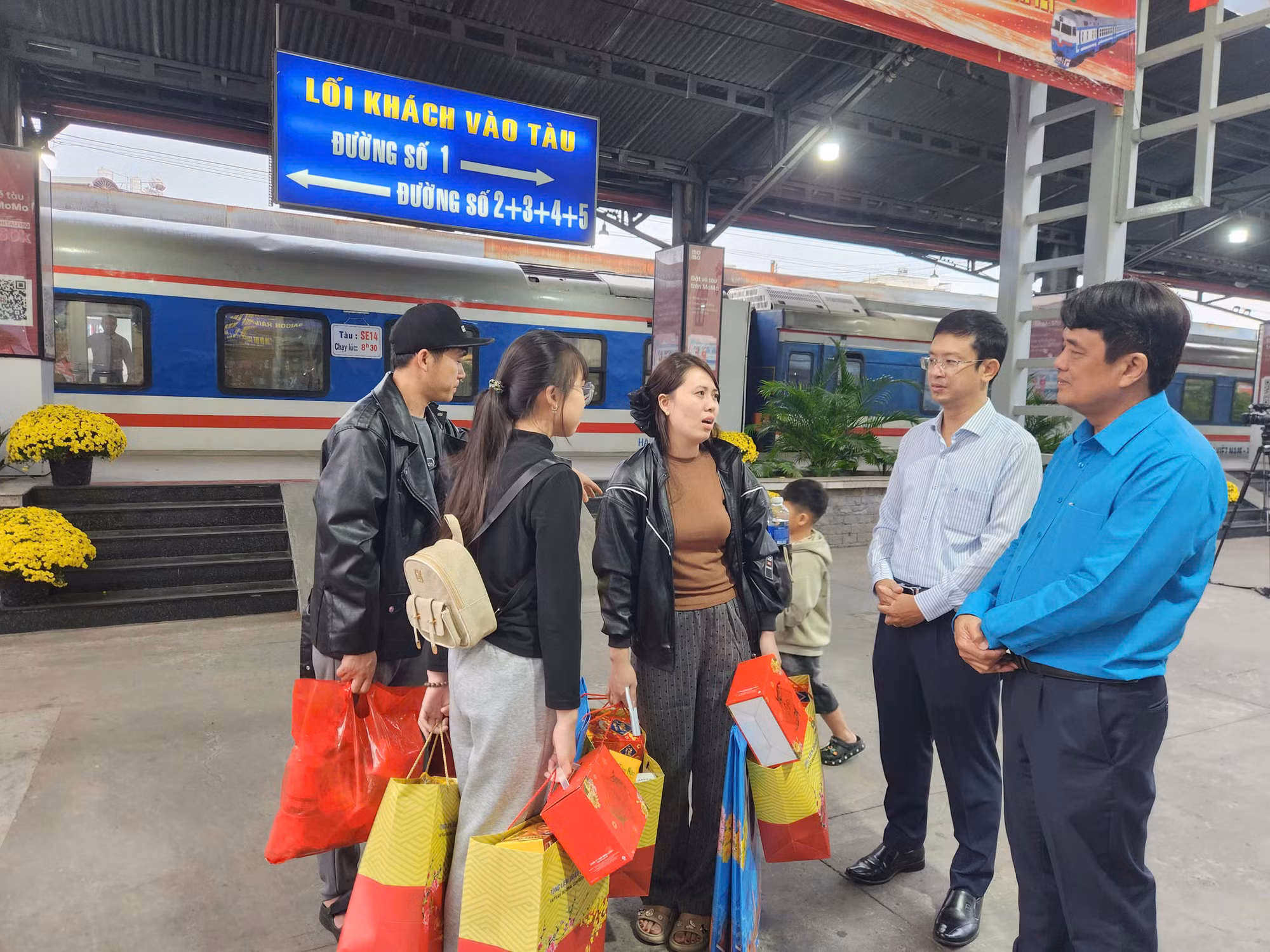Chuyến tàu Công đoàn - Xuân 2026 đưa 2.293 đoàn viên, người lao động về quê ăn Tết -0