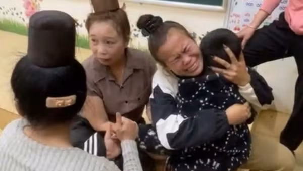 Tạm đình chỉ cô giáo bỏ quên học sinh trong lớp khóa cửa suốt 3 giờ