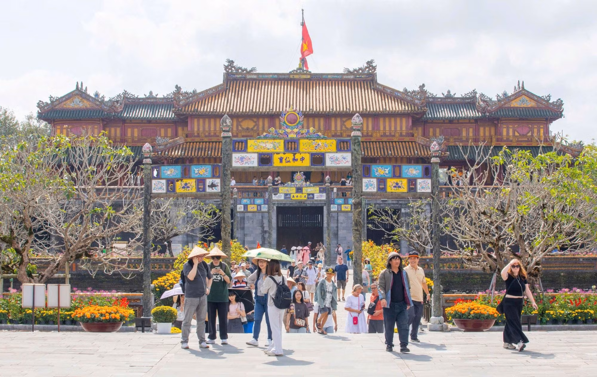 Đầu năm mới du khách nườm nượp tham quan Di sản Huế -1