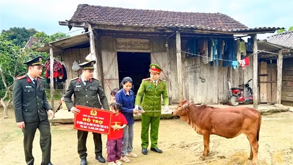 Trao “bò vàng” cho gia đình con nuôi Công an xã đón Tết