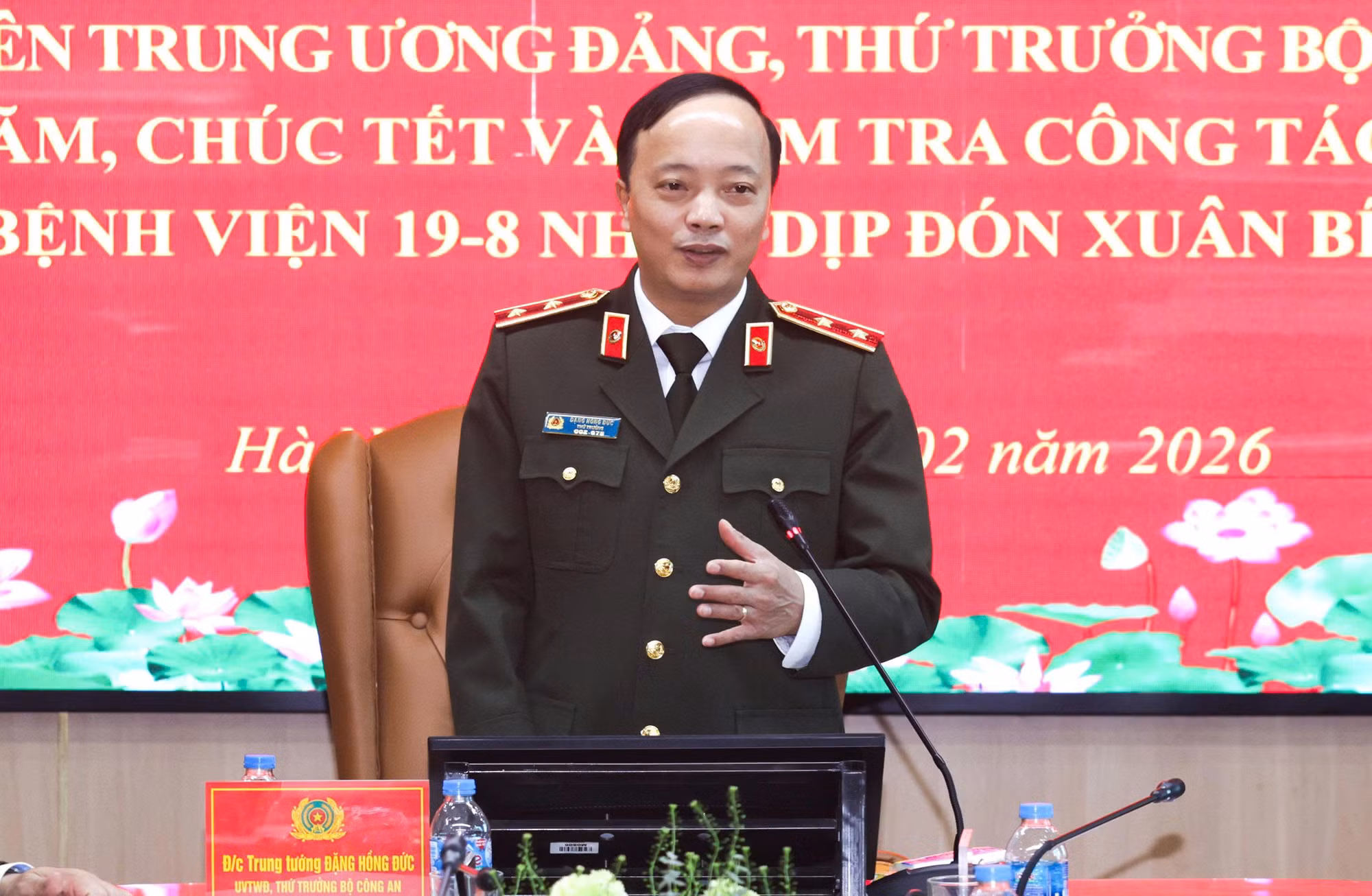 Thứ trưởng Đặng Hồng Đức thăm bệnh nhân nặng, kiểm tra ứng trực Tết tại Bệnh viện 19-8 -0