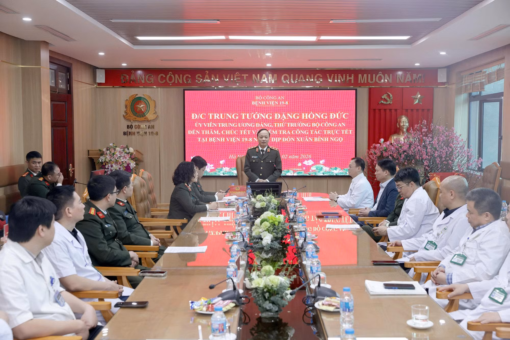 Thứ trưởng Đặng Hồng Đức thăm bệnh nhân nặng, kiểm tra ứng trực Tết tại Bệnh viện 19-8 -0