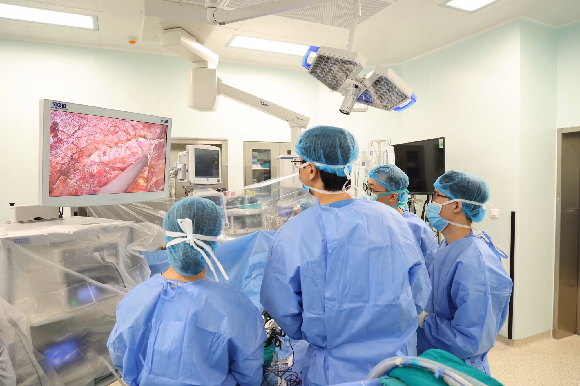 Hàng chục thầy thuốc thực hiện ca ghép gan cấp cứu vào ngày nghỉ Tết đầu tiên -0