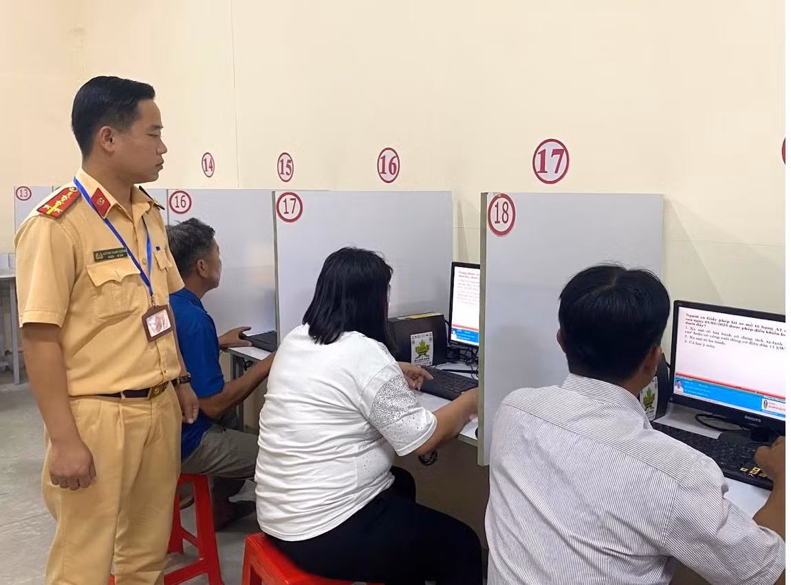 Công an TP Cần Thơ tổ chức thi bằng lái xe máy cho người dân vùng xa -0