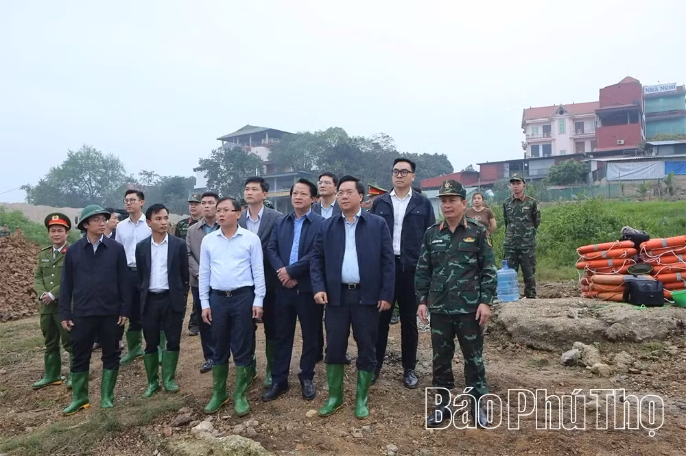 Thần tốc thi công cầu phao qua sông Lô -0