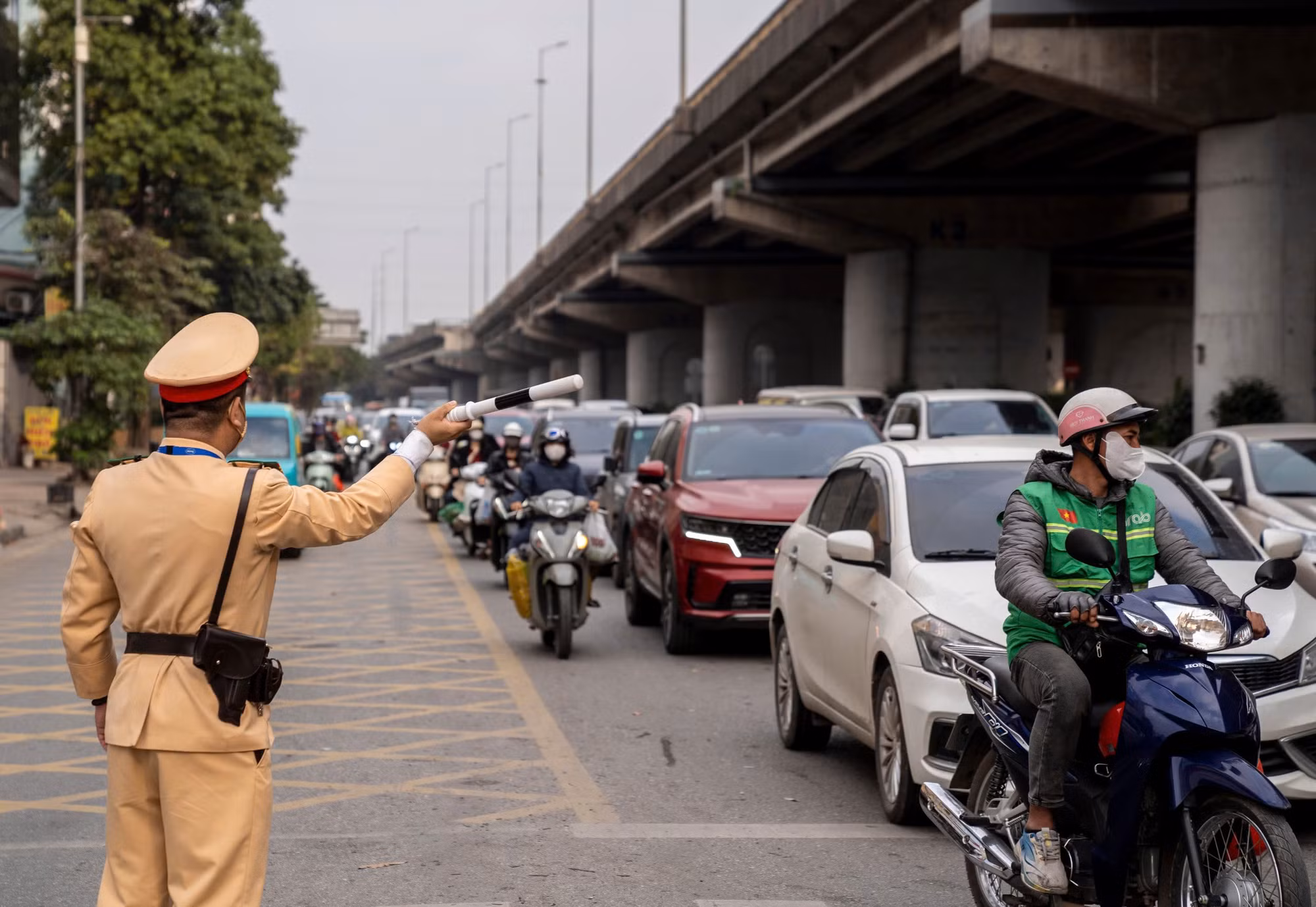 “Căng mình” giữ mạch giao thông Thủ đô chiều cuối năm -1