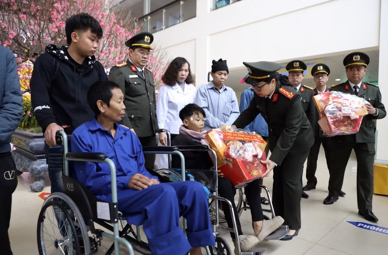 Công an tỉnh Lào Cai tổ chức nhiều chuyến xe nghĩa tình đưa bệnh nhân về quê đón Tết -0