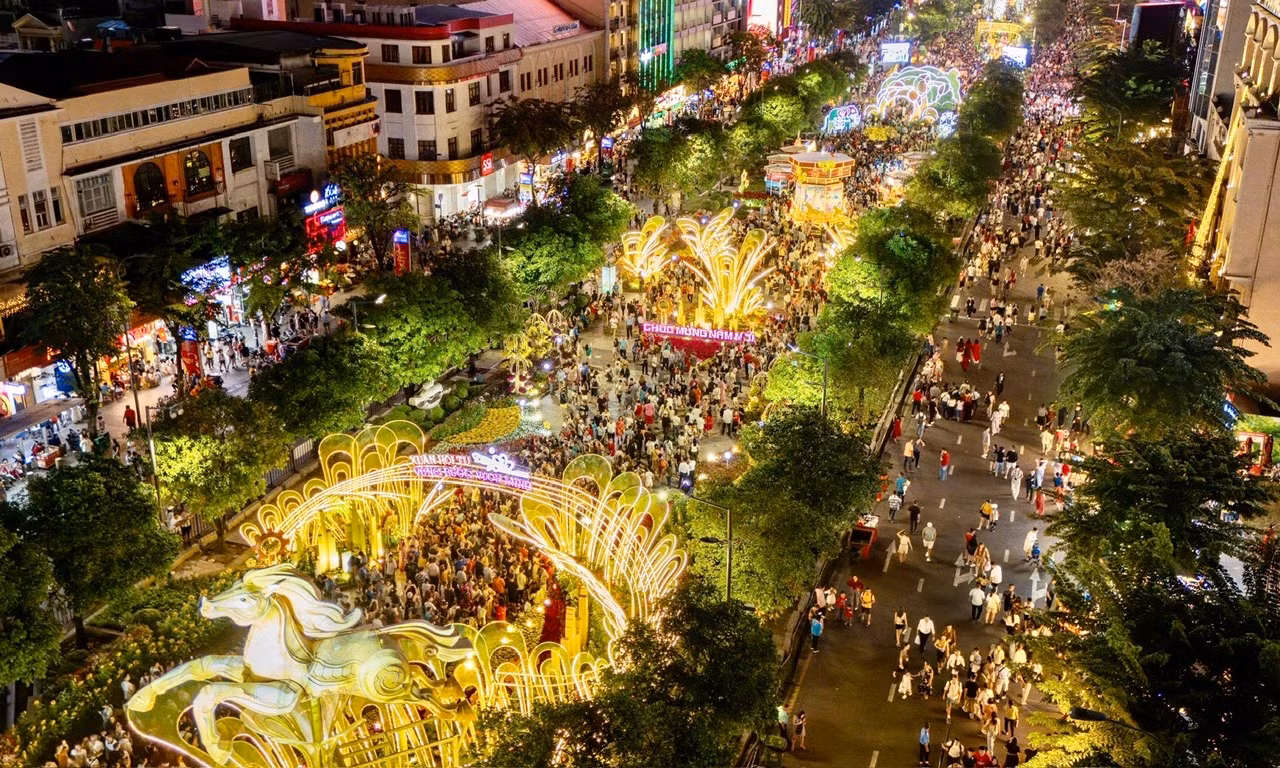 Không khí chào đón năm mới rộn ràng ở những điểm bắn pháo hoa -1