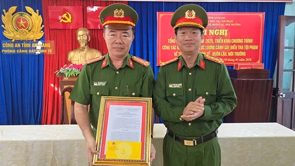 Trao thưởng đột xuất 2 tập thể xuất sắc trong đấu tranh phòng, chống tội phạm