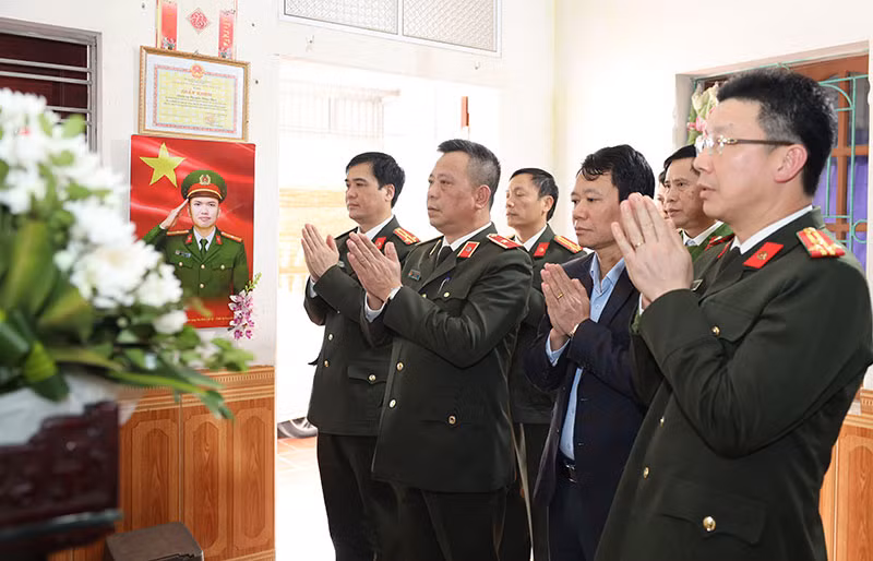 Thăm, tặng quà Mẹ Việt Nam anh hùng Phạm Thị Sự và gia đình liệt sỹ Nguyễn Đăng Khải -0