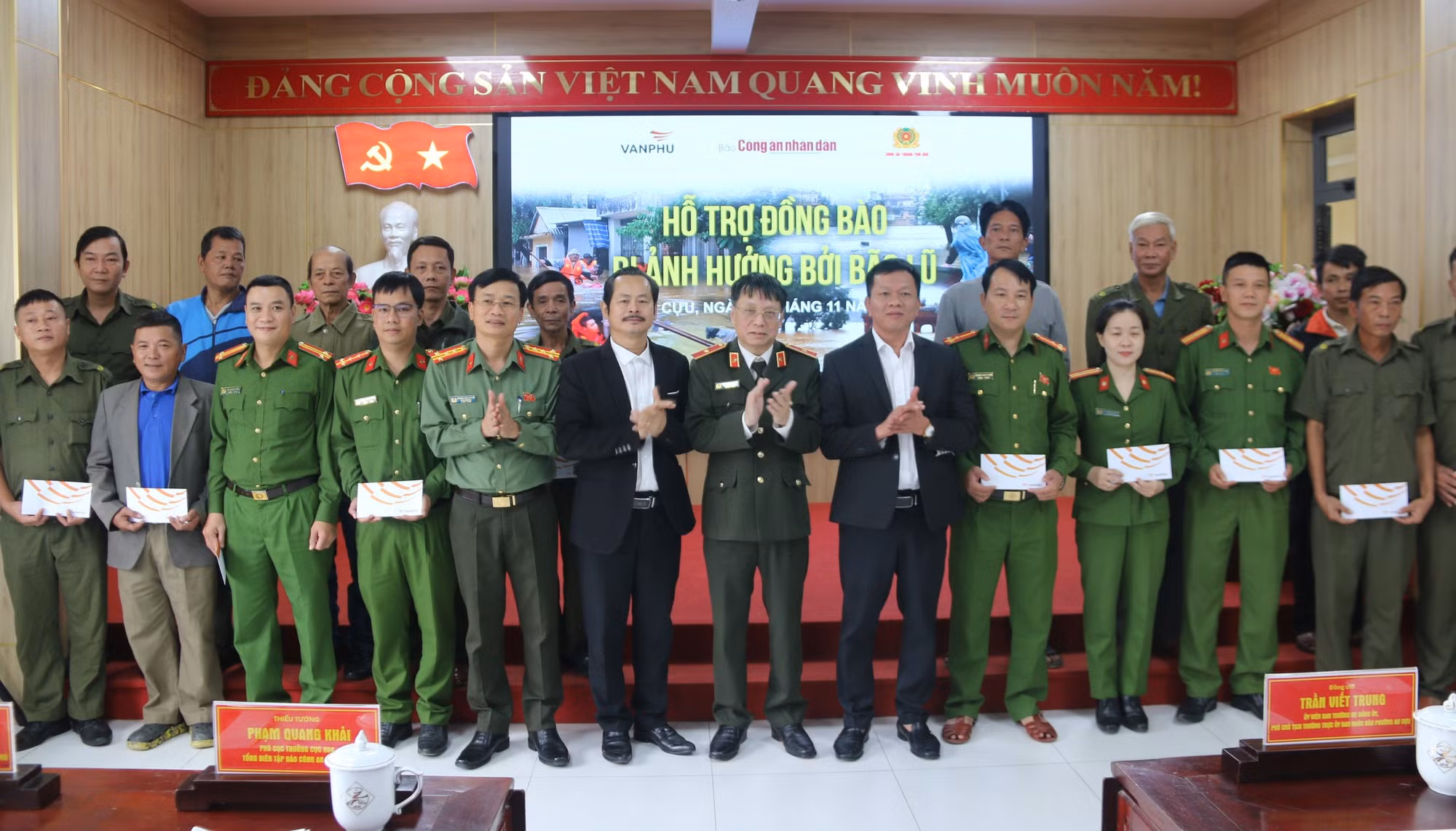Báo CAND chia sẻ khó khăn với CBCS và người dân bị ảnh hưởng lũ lụt tại Huế -0