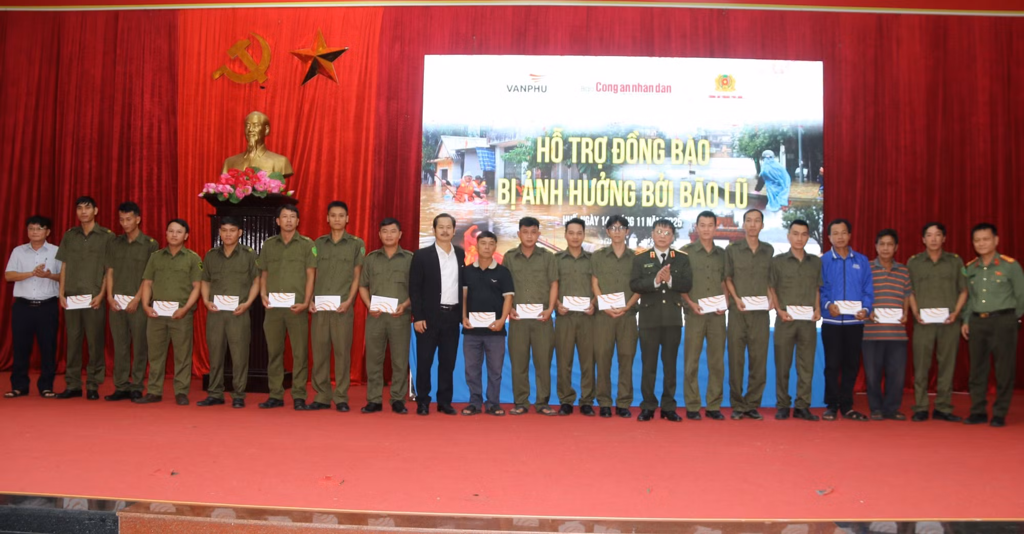Báo CAND chia sẻ khó khăn với CBCS và người dân bị ảnh hưởng lũ lụt tại Huế -0