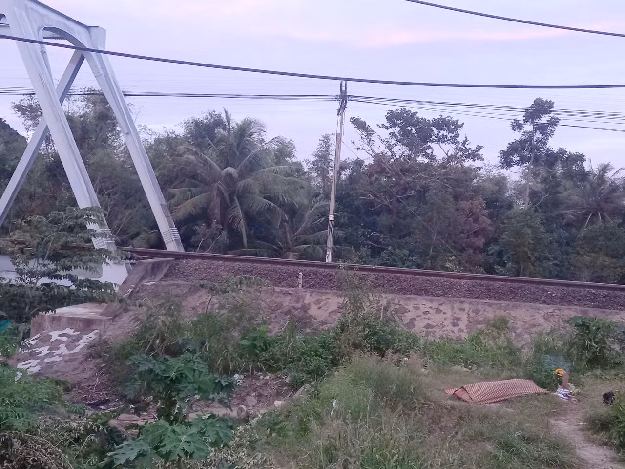 Đi bộ trên đường sắt, một người chết, một người may mắn thoát nạn -0