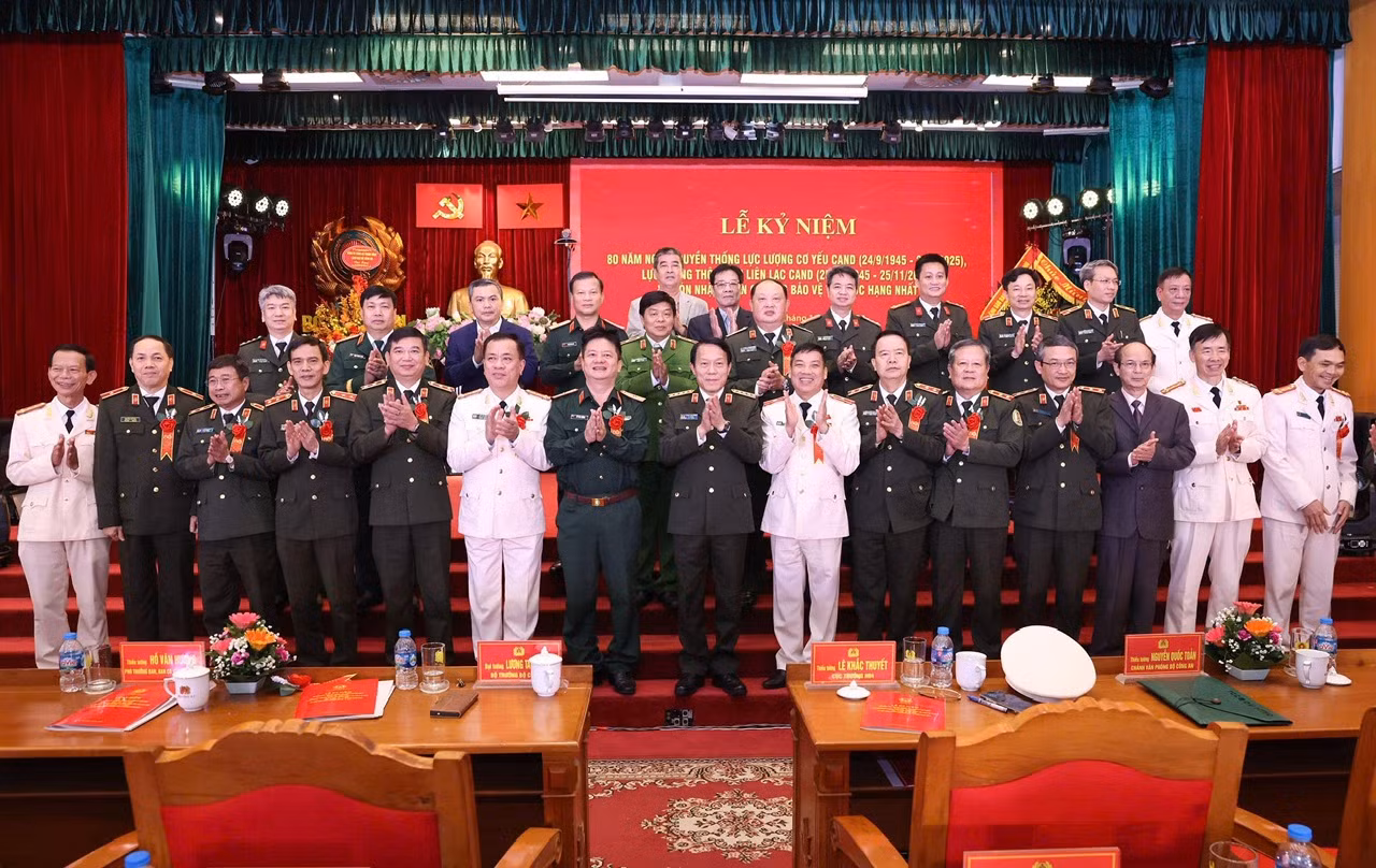 Kỷ niệm 80 năm Ngày truyền thống lực lượng viễn thông và cơ yếu CAND và đón nhận Huân chương Bảo vệ Tổ quốc hạng Nhất -0