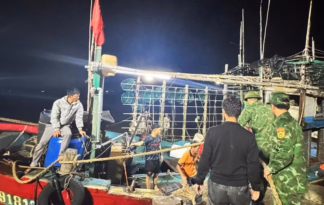 Cứu sống 7 ngư dân chơi vơi giữa biển do bị chìm tàu -0