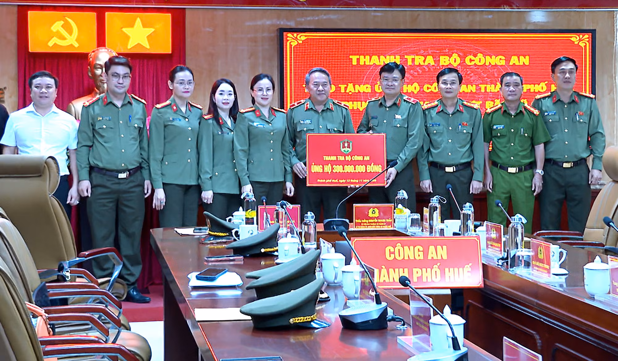 Thanh tra Bộ Công an chia sẻ khó khăn với người dân vùng lũ lụt ở Huế -0