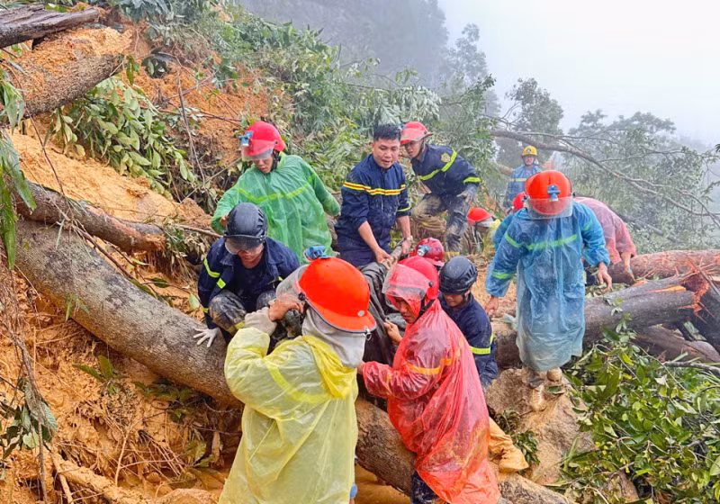 Nhiều nơi ở miền Trung lại chìm trong lũ, Công an kịp thời đảm bảo an toàn cho người dân -0