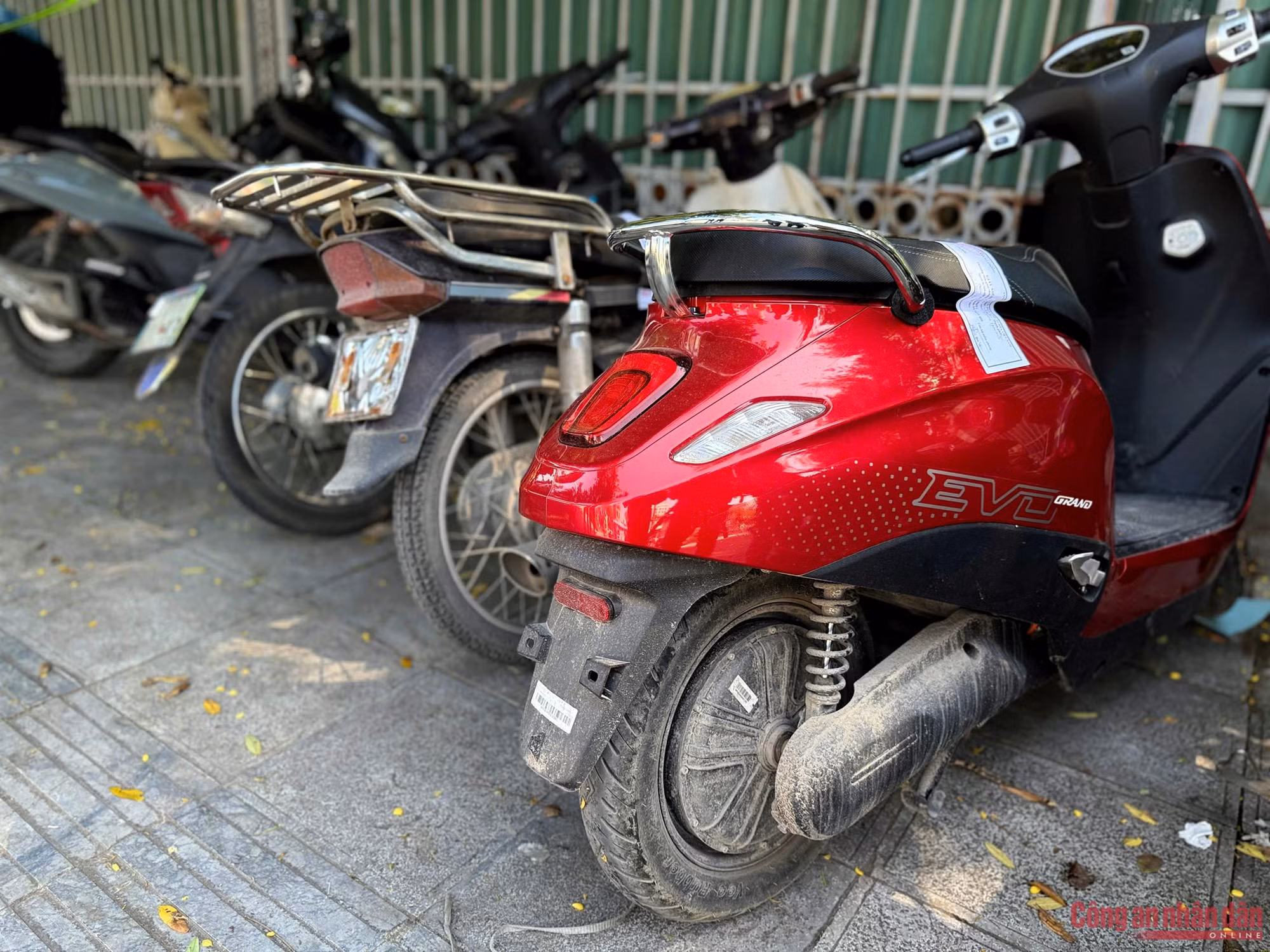 Một buổi sáng, CSGT xử lý gần 140 tài xế dán biển, dùng điện thoại khi lái xe ảnh 4 s4.jpg -1