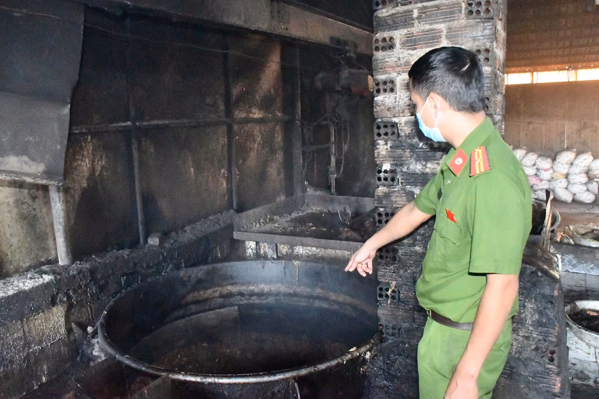 Đà Nẵng: Cơ sở chế biến mỡ bẩn nằm giữa nghĩa trang chuẩn bị 