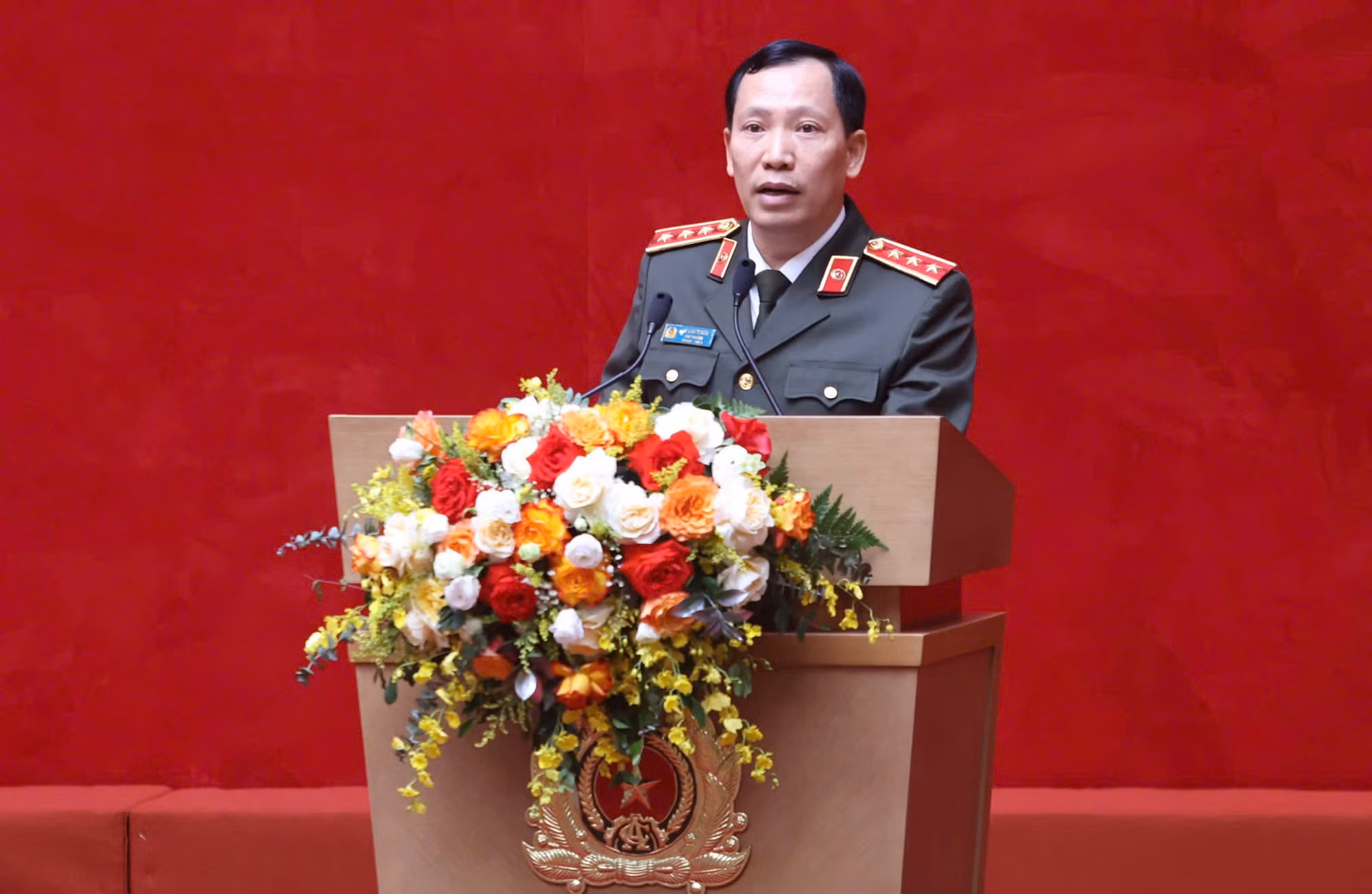 Thứ trưởng Lê Văn Tuyến điều hành nội dung tham luận tại hội nghị.