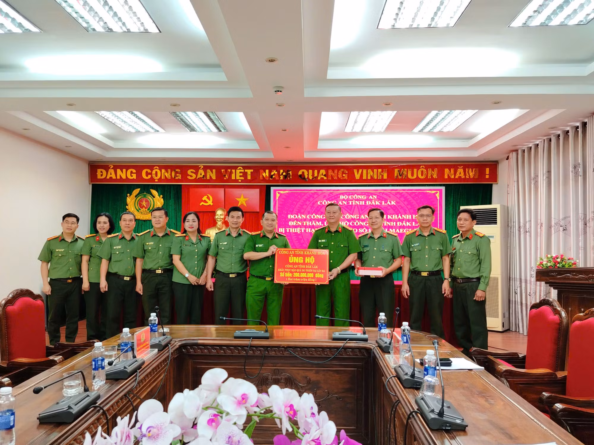 Công an tỉnh Khánh Hòa hỗ trợ 200 triệu đồng cho Công an Đắk Lắk góp phần khắc phục hậu quả bão lũ -0