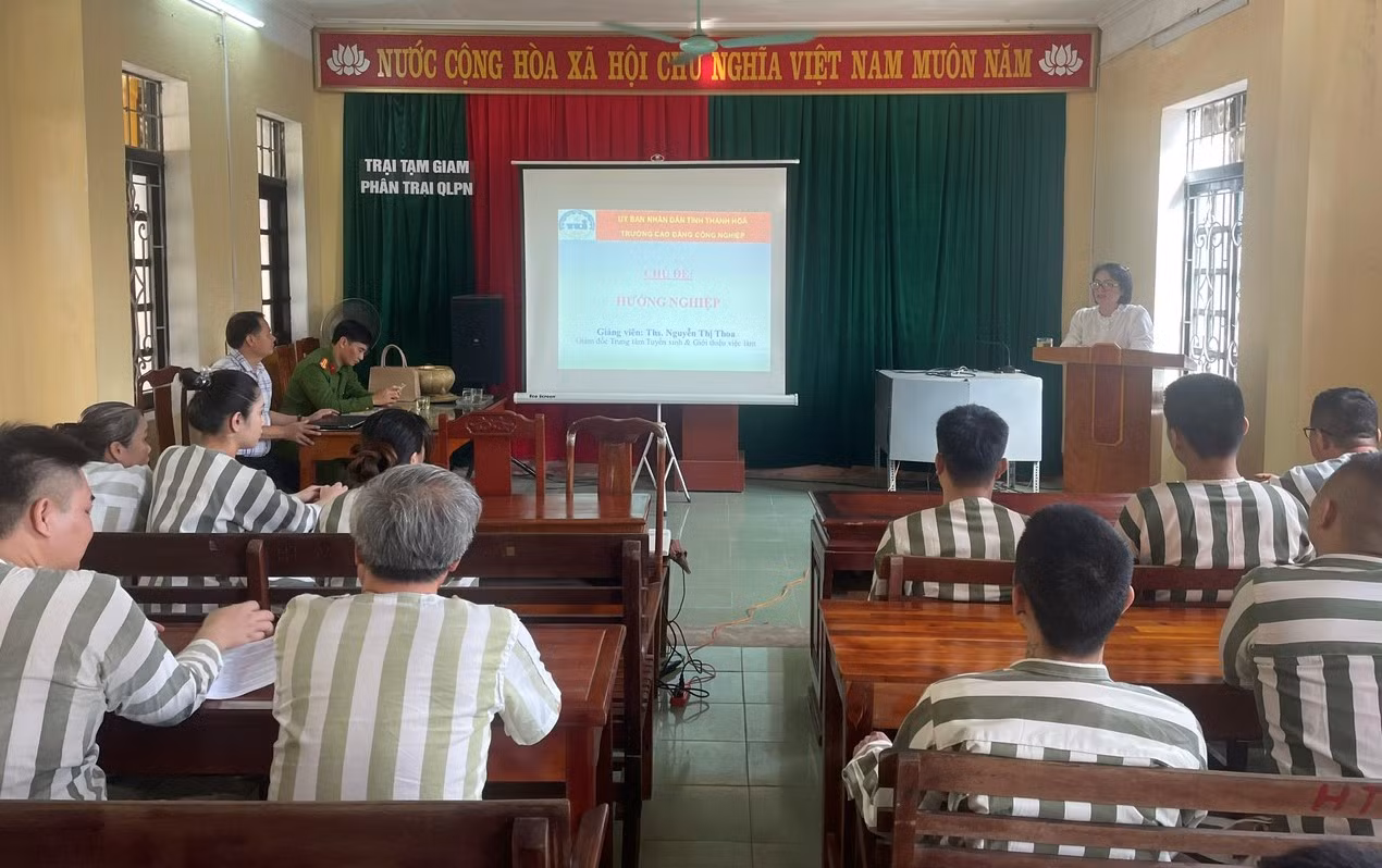 Những “người thầy giáo” mang sắc phục Công an -0