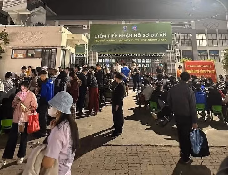 Chen lấn xuyên đêm giành suất mua nhà ở xã hội: Cơn khát an cư ngày càng căng thẳng -0
