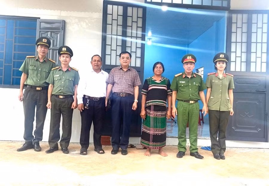 Công an Lâm Đồng bàn giao 41 căn nhà cho hộ nghèo -0