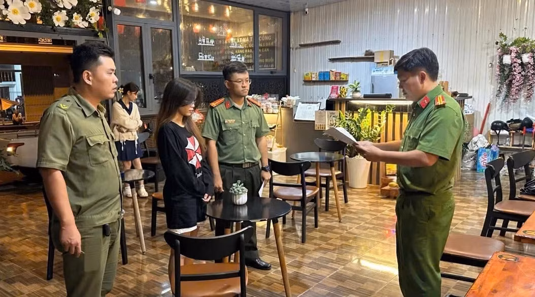 Tài xế taxi gài ma túy vu khống đồng nghiệp -0