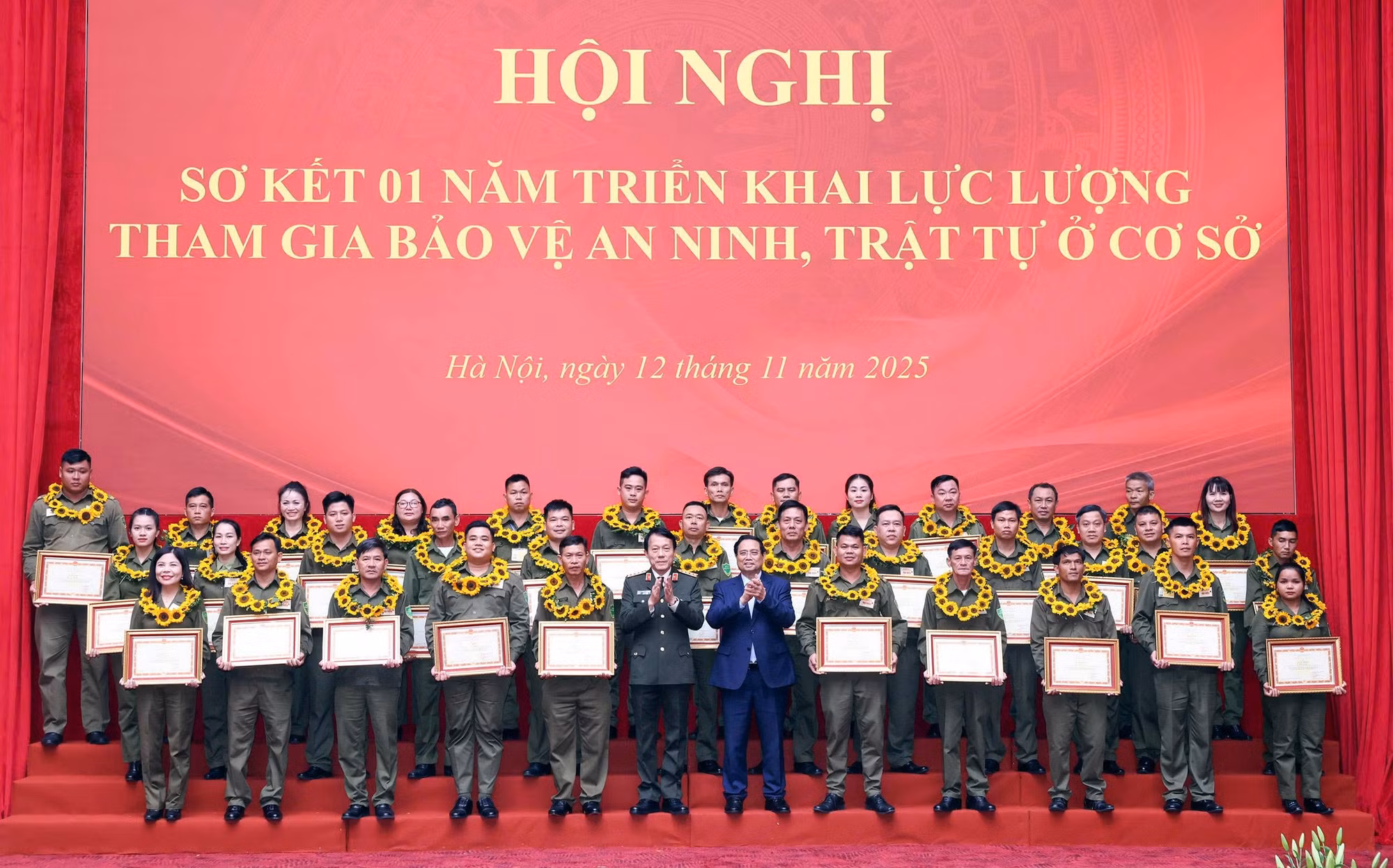 Thủ tướng Phạm Minh Chính và Bộ trưởng Lương Tam Quang với các tập thể, cá nhân xuất sắc, tiêu biểu của lực lượng tham gia bảo vệ ANTT ở cơ sở.