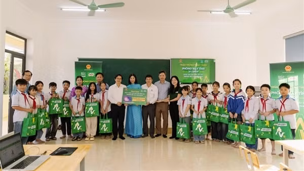 Nestlé trao tặng phòng máy tính giúp học sinh tiếp cận công nghệ