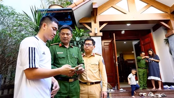 Công an Hà Nội đến từng hộ dân số hóa hồ sơ phương tiện