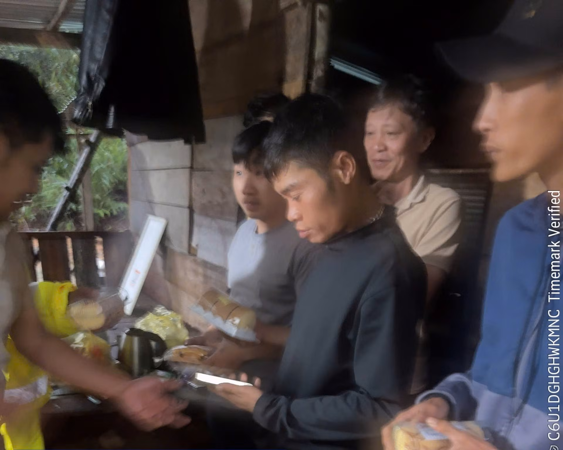 CSGT Lâm Đồng giải cứu 20 mắc kẹt giữa đèo Khánh Lê -0