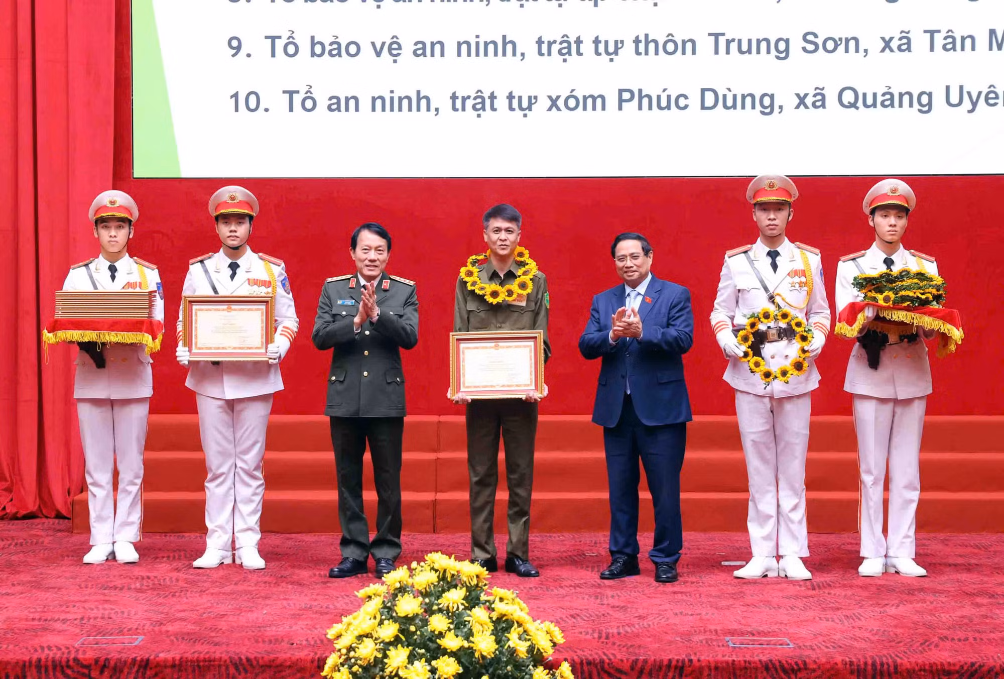 Thủ tướng Phạm Minh Chính trao tràng hoa chúc mừng, Bộ trưởng Lương Tam Quang trao Bằng khen tặng 70 tập thể, cá nhân xuất sắc, tiêu biểu.