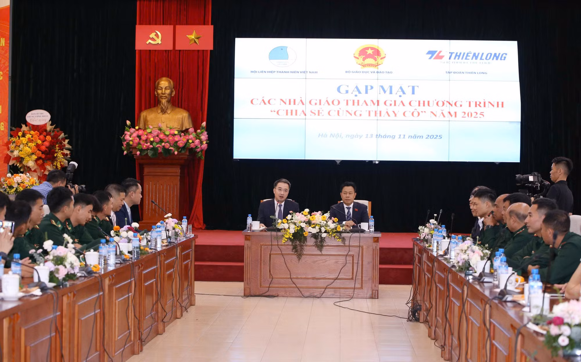 Biểu dương 80 thầy cô giáo tiêu biểu công tác tại 248 xã, phường, đặc khu vùng biên giới -0