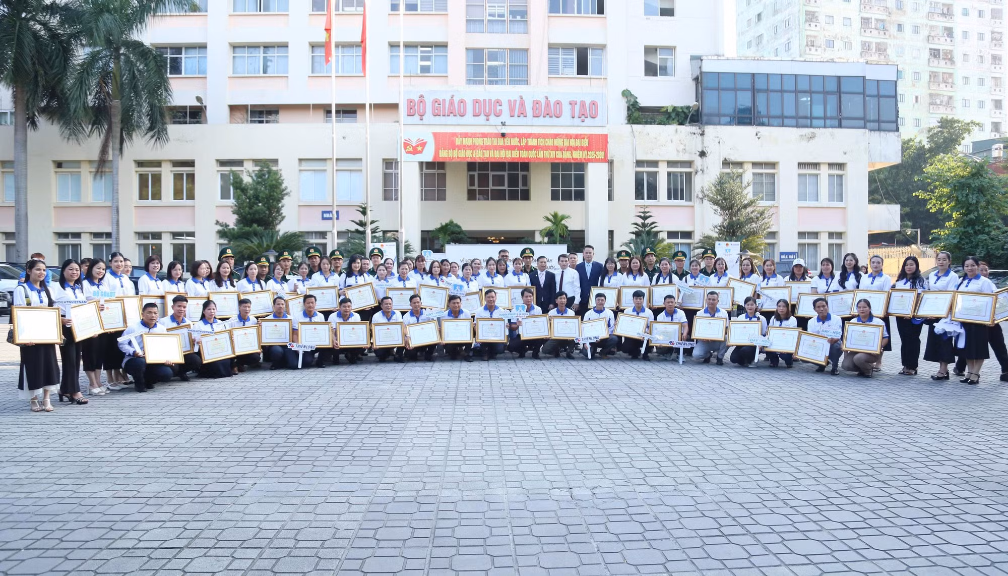 Biểu dương 80 thầy cô giáo tiêu biểu công tác tại 248 xã, phường, đặc khu vùng biên giới -0