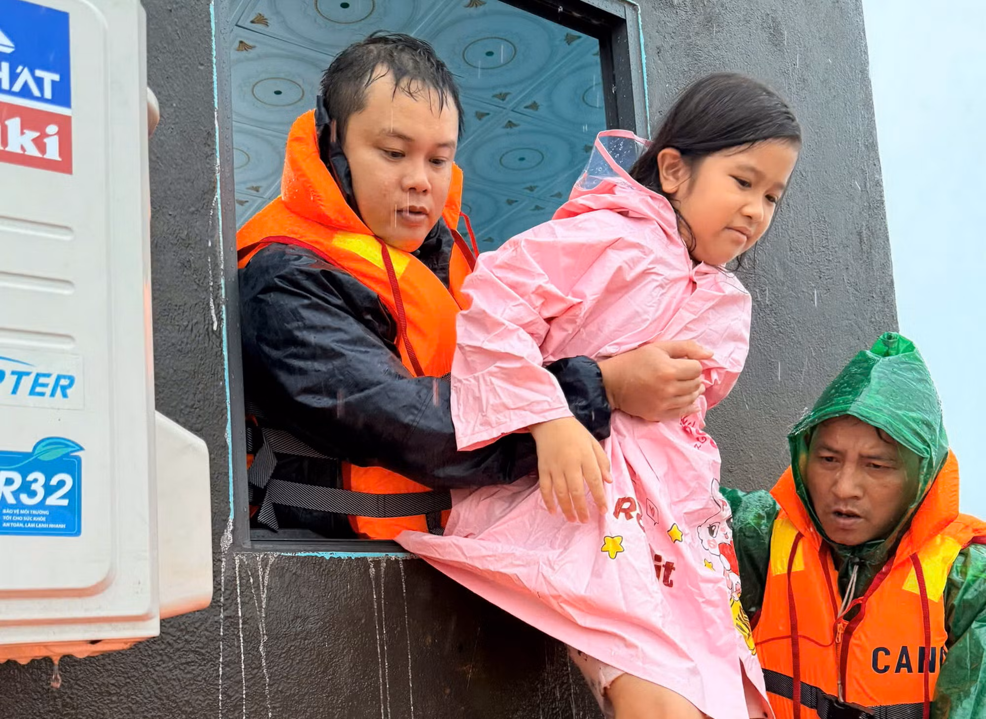  Công an xã Tây Hòa vượt lũ bằng xuồng, cứu nạn 7 người trong một gia đình -0